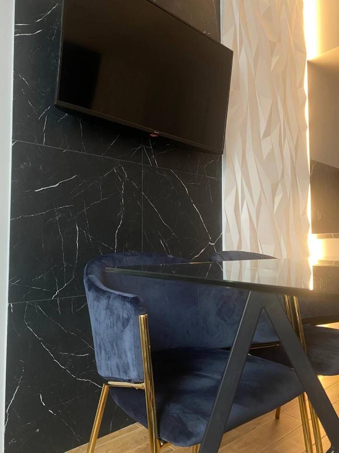Central Family Boutique Apartments 2 Lviv Kültér fotó