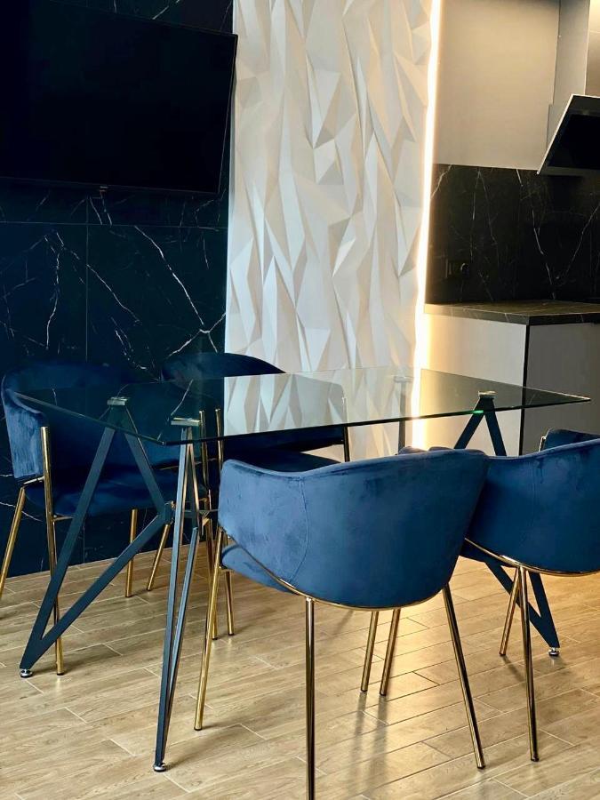 Central Family Boutique Apartments 2 Lviv Kültér fotó