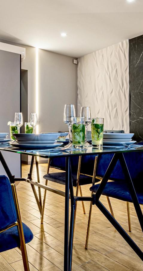Central Family Boutique Apartments 2 Lviv Kültér fotó