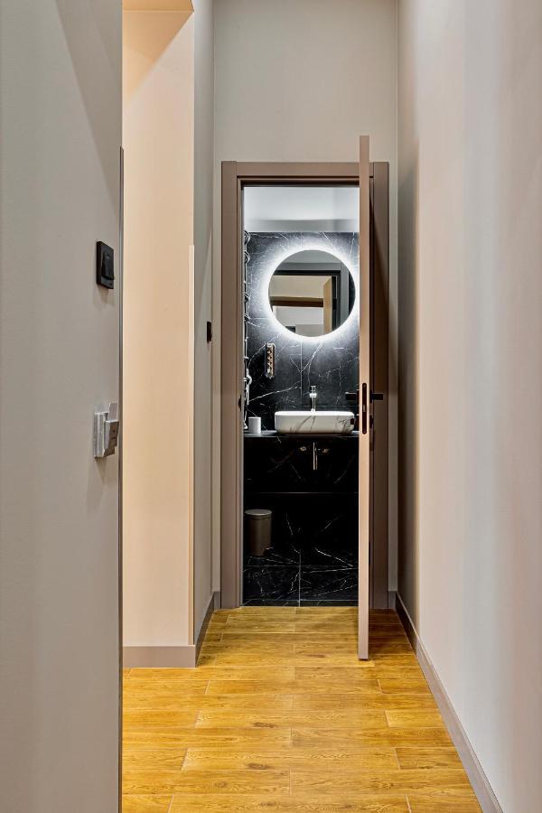 Central Family Boutique Apartments 2 Lviv Kültér fotó