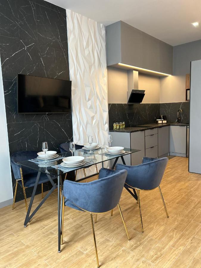 Central Family Boutique Apartments 2 Lviv Kültér fotó