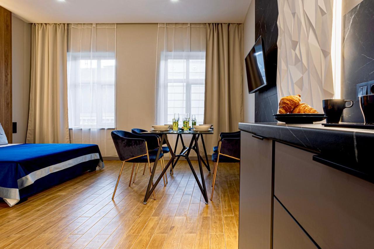 Central Family Boutique Apartments 2 Lviv Kültér fotó